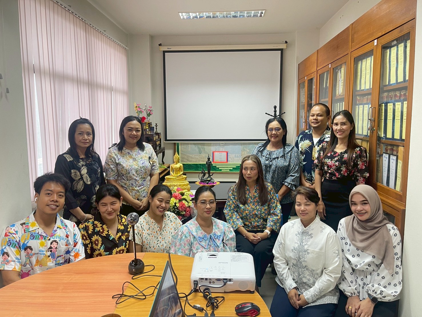 title - ส.ป.ก.สตูล ร่วมสรงน้ำพระพุทธรูป และรดน้ำขอพรผู้บริหาร ส.ป.ก. ผ่านออนไลน์ เนื่องในประเพณีวันสงกรานต์ ประจำปี 2569 บรรยากาศเต็มไปด้วยความชื่นมื่นชุ่มฉ่ำ